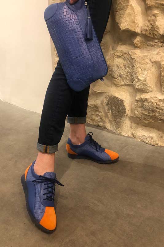 Apricot orange and electric blue women's two-tone elegant sneakers. Round toe. Flat rubber soles. Worn view - Florence KOOIJMAN